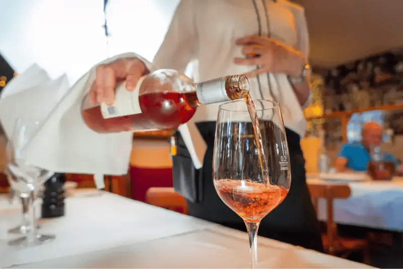 Serve the wine correctly to improve the fine dining service