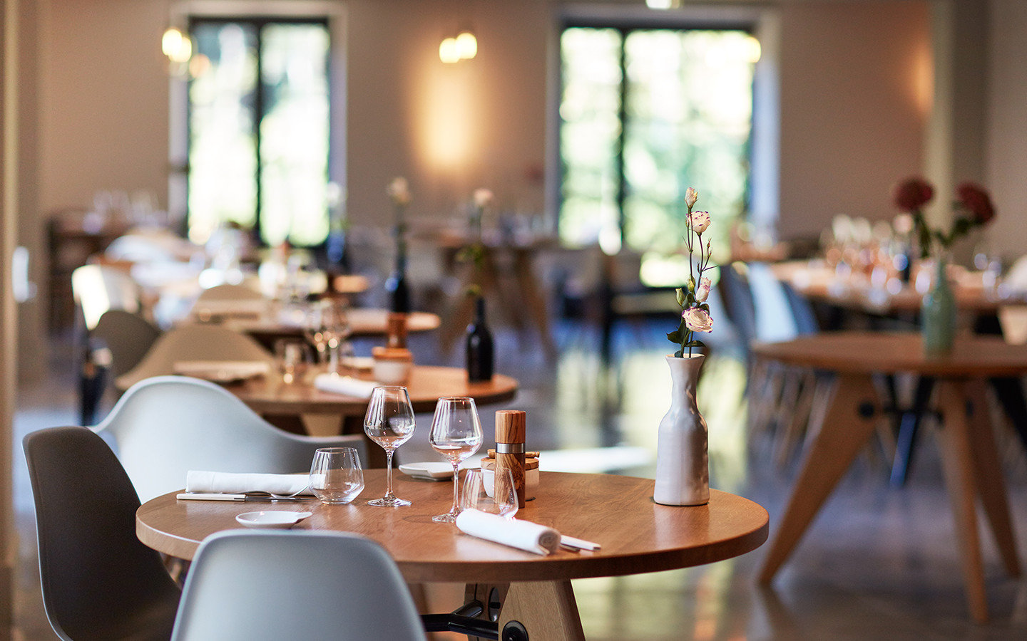 le-champ-des-lunes-restaurant-gastronomique-au-coeur-du-luberon-fond-background